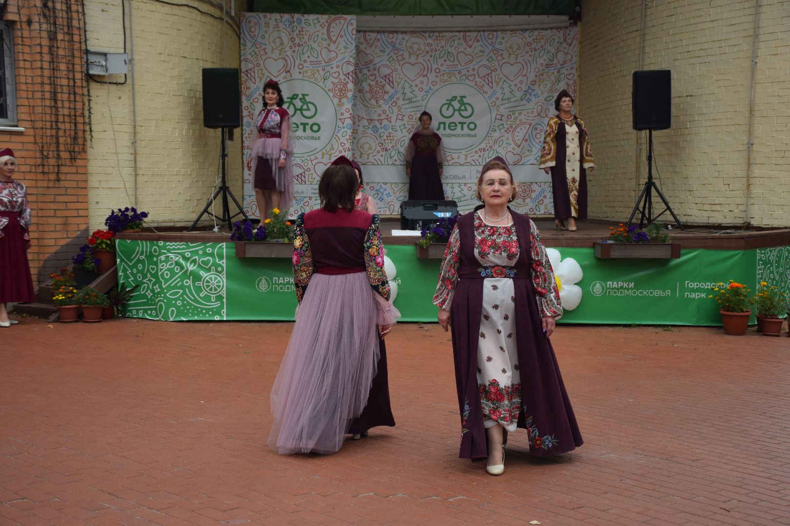 Возраст в моде, манекенщицы, активное долголетие, павлово- посадские платки, дефиле, мода, активное долголетие, Багрянец, Орехово- Зуево, Павловский Посад, платки,
