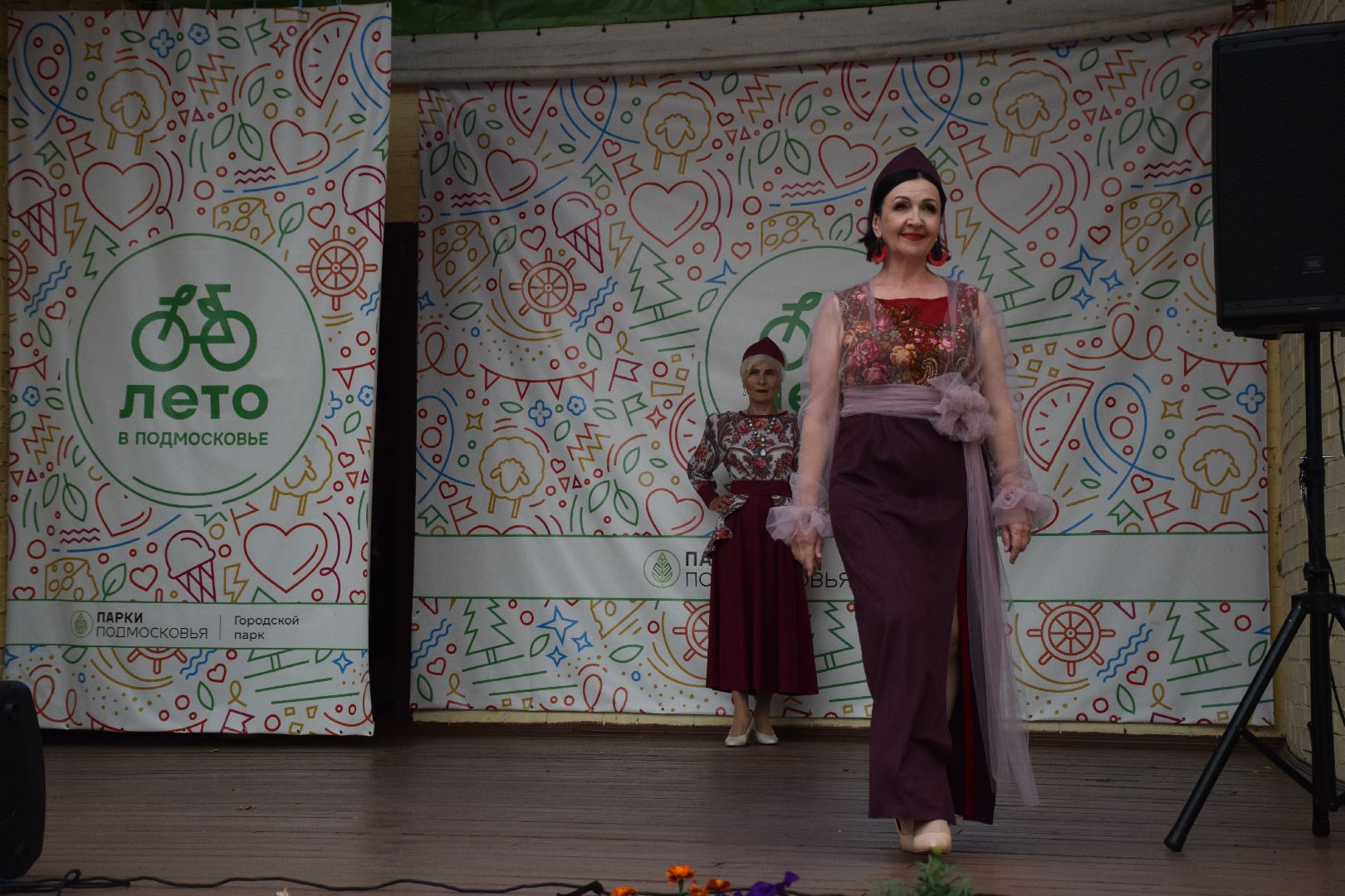 Возраст в моде, манекенщицы, активное долголетие, павлово- посадские платки, дефиле, мода, активное долголетие, Багрянец, Орехово- Зуево, Павловский Посад, платки,