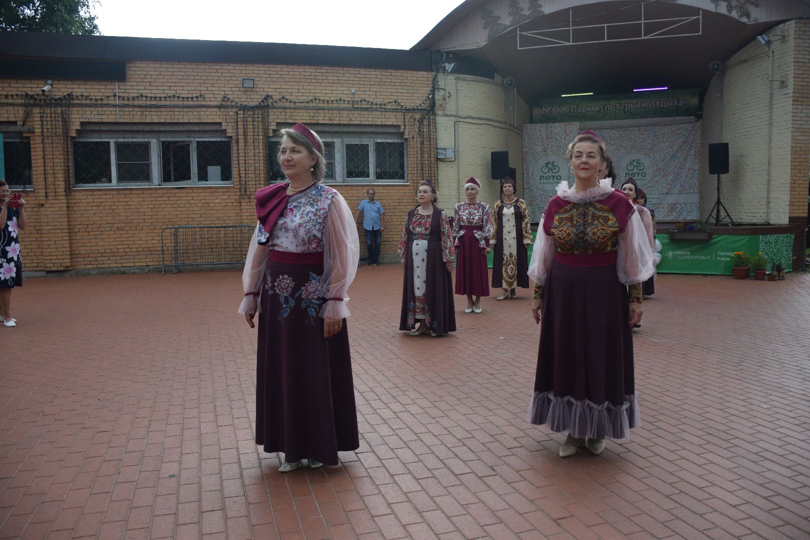 Возраст в моде, манекенщицы, активное долголетие, павлово- посадские платки, дефиле, мода, активное долголетие, Багрянец, Орехово- Зуево, Павловский Посад, платки,