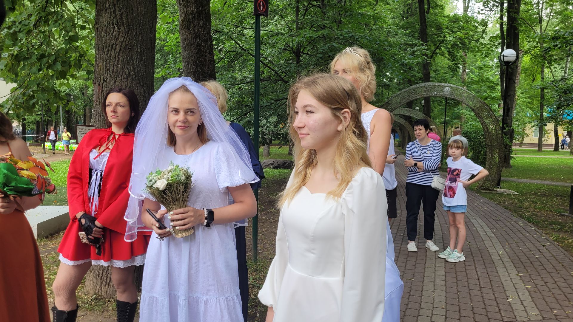 невесты; наряды; видное; парад