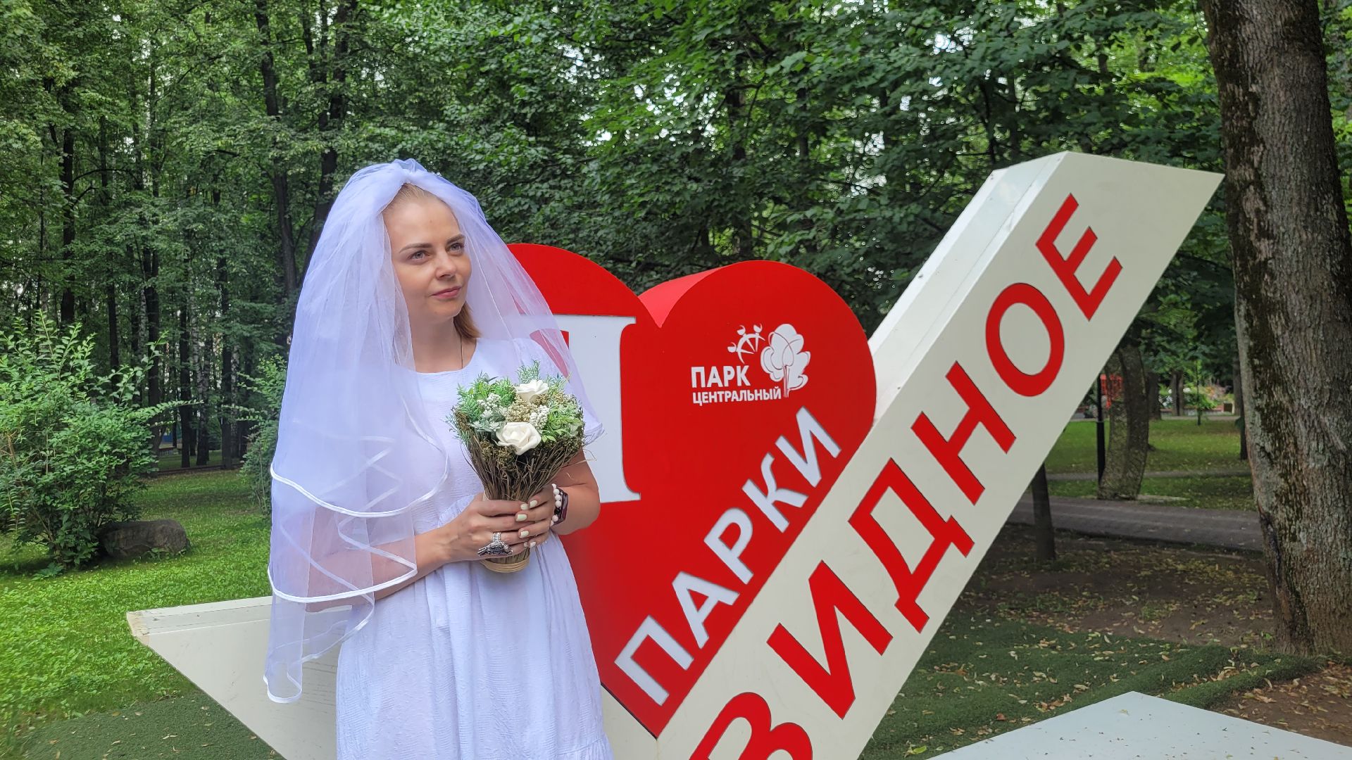 невесты; наряды; видное; парад