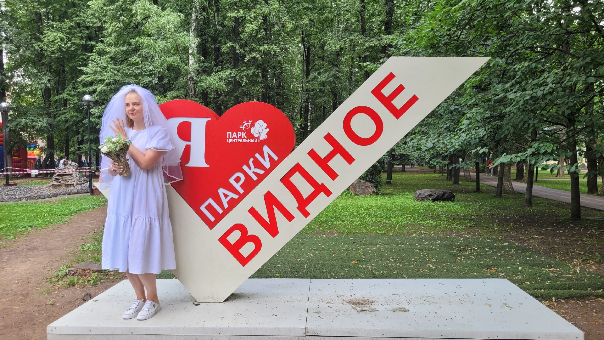 невесты; наряды; видное; парад