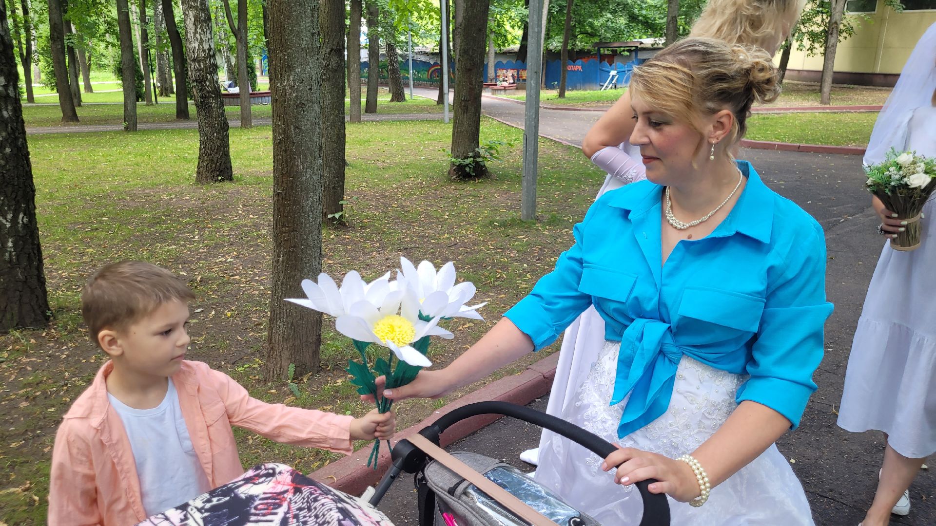 невесты; наряды; видное; парад