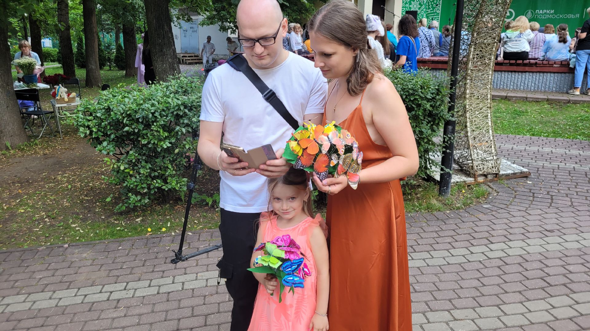 невесты; наряды; видное; парад