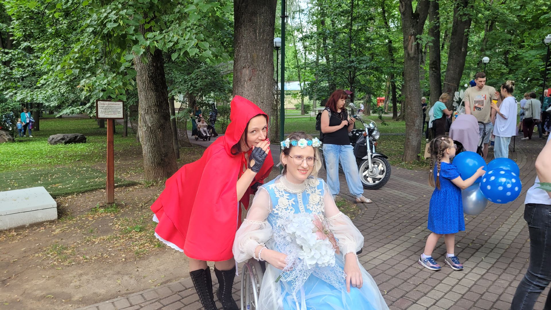 невесты; наряды; видное; парад