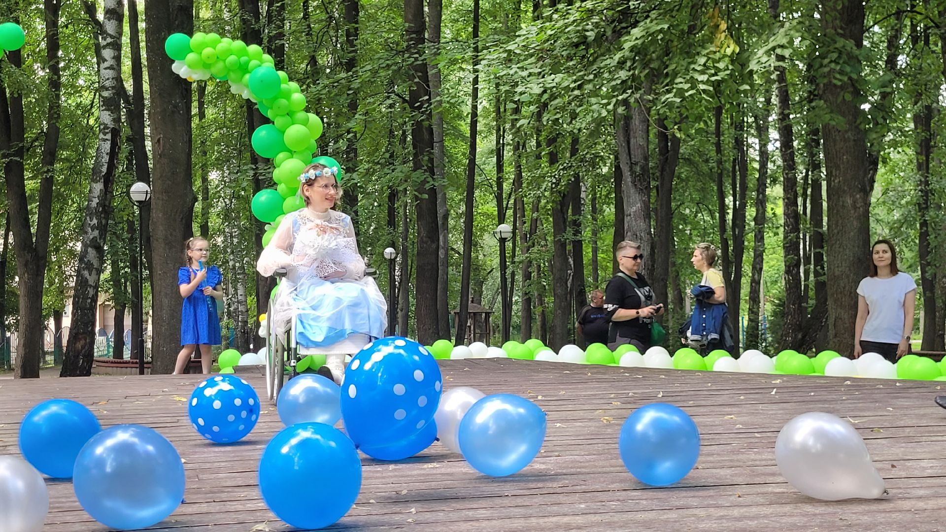 невесты; наряды; видное; парад