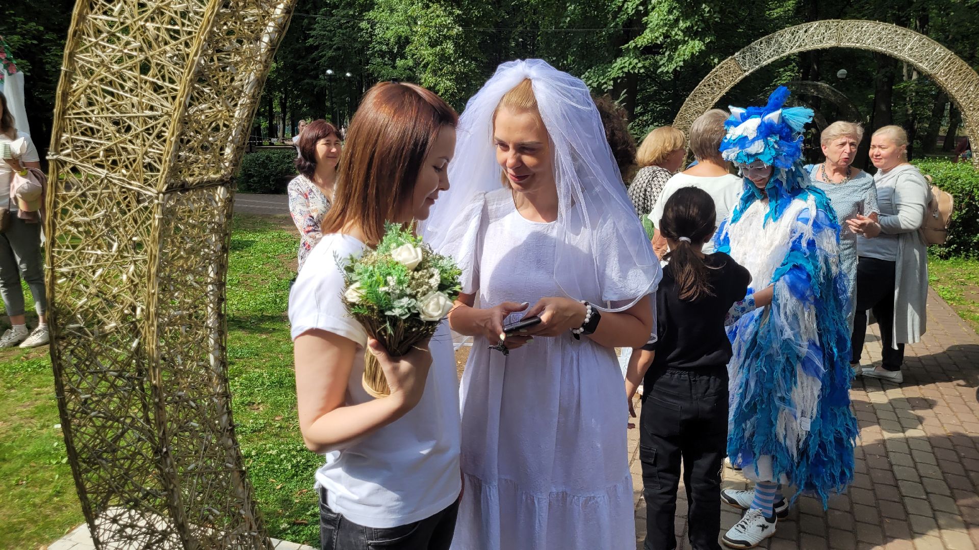 невесты; наряды; видное; парад