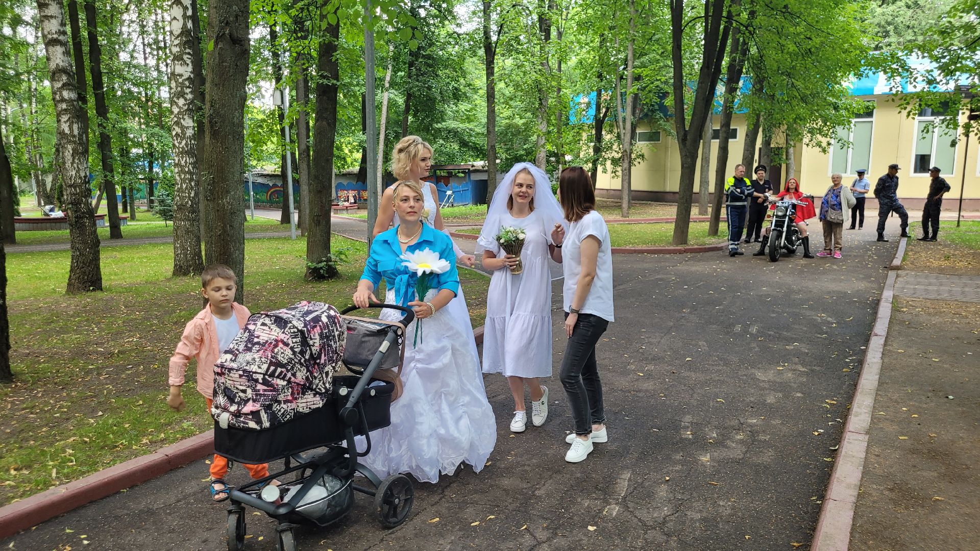 невесты; наряды; видное; парад