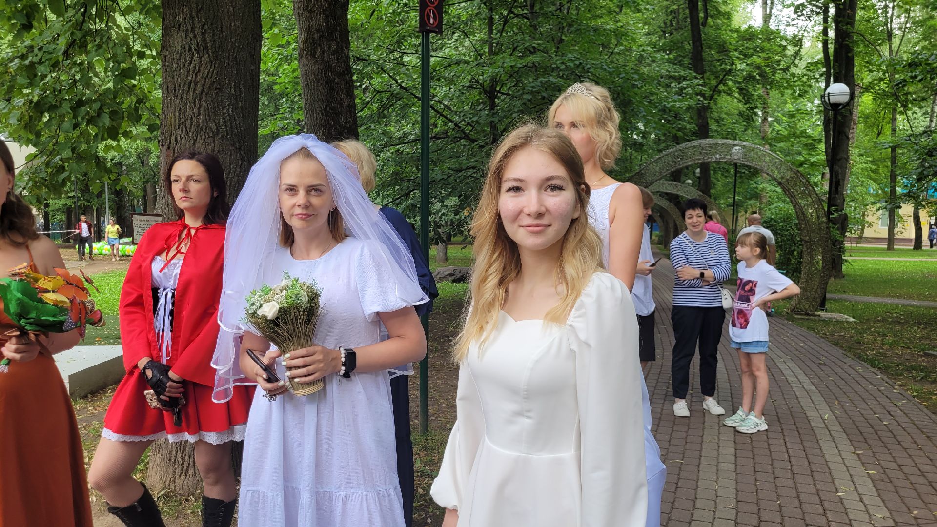 невесты; наряды; видное; парад