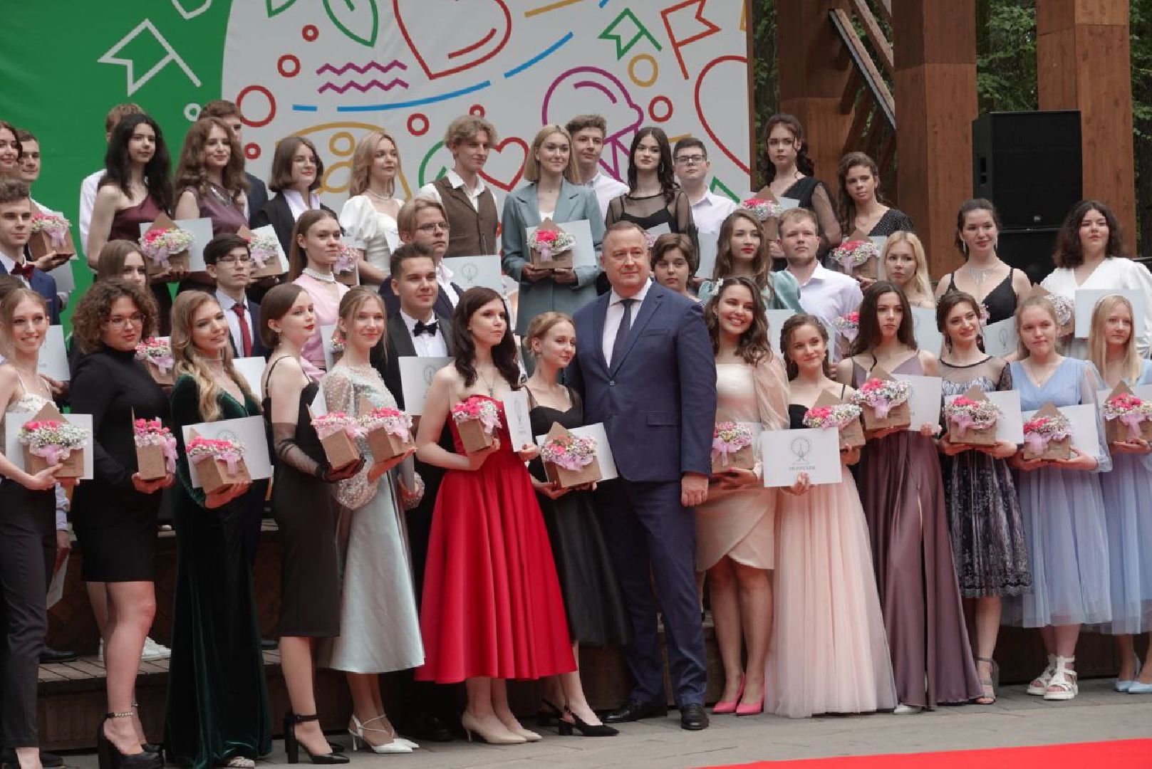 Серпухов, Подмосковье, парк имени Олега Степанова, выпускники, День семьи, любви и верности, медалисты