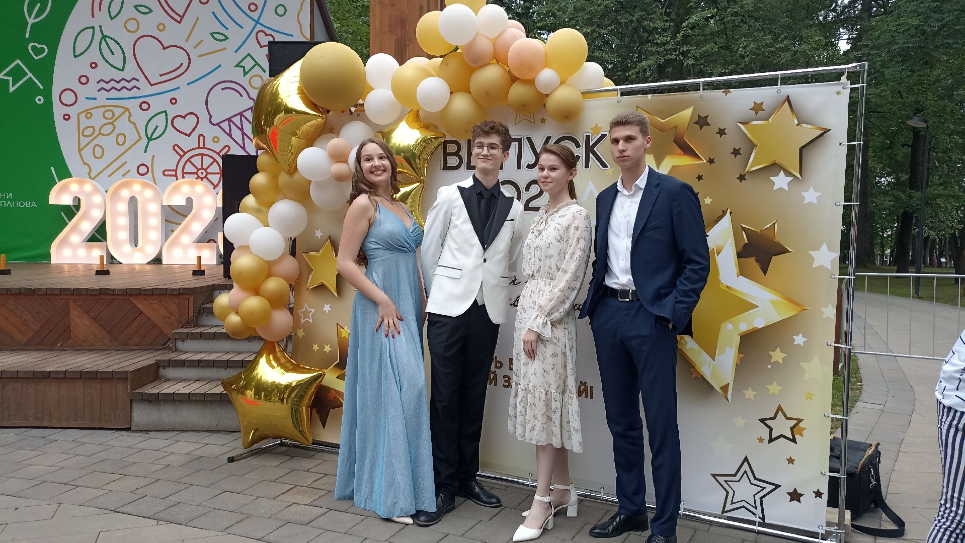 Серпухов, Подмосковье, парк имени Олега Степанова, выпускники, День семьи, любви и верности, медалисты