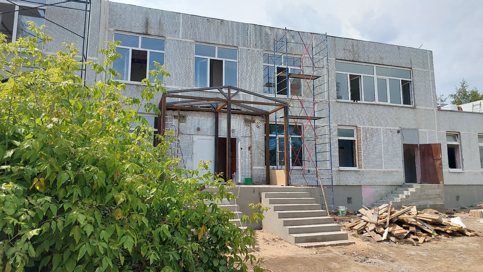 строительство забора, деревья, детский сад, серпухов, звездочка, новый забор,