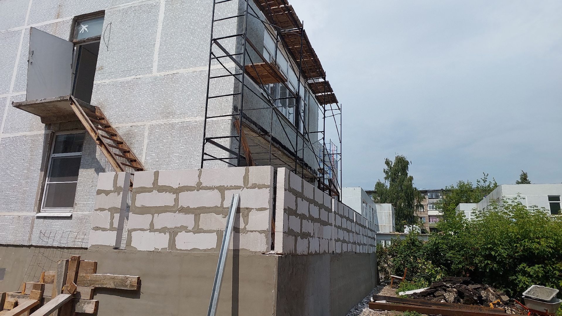 строительство забора, деревья, детский сад, серпухов, звездочка, новый забор,