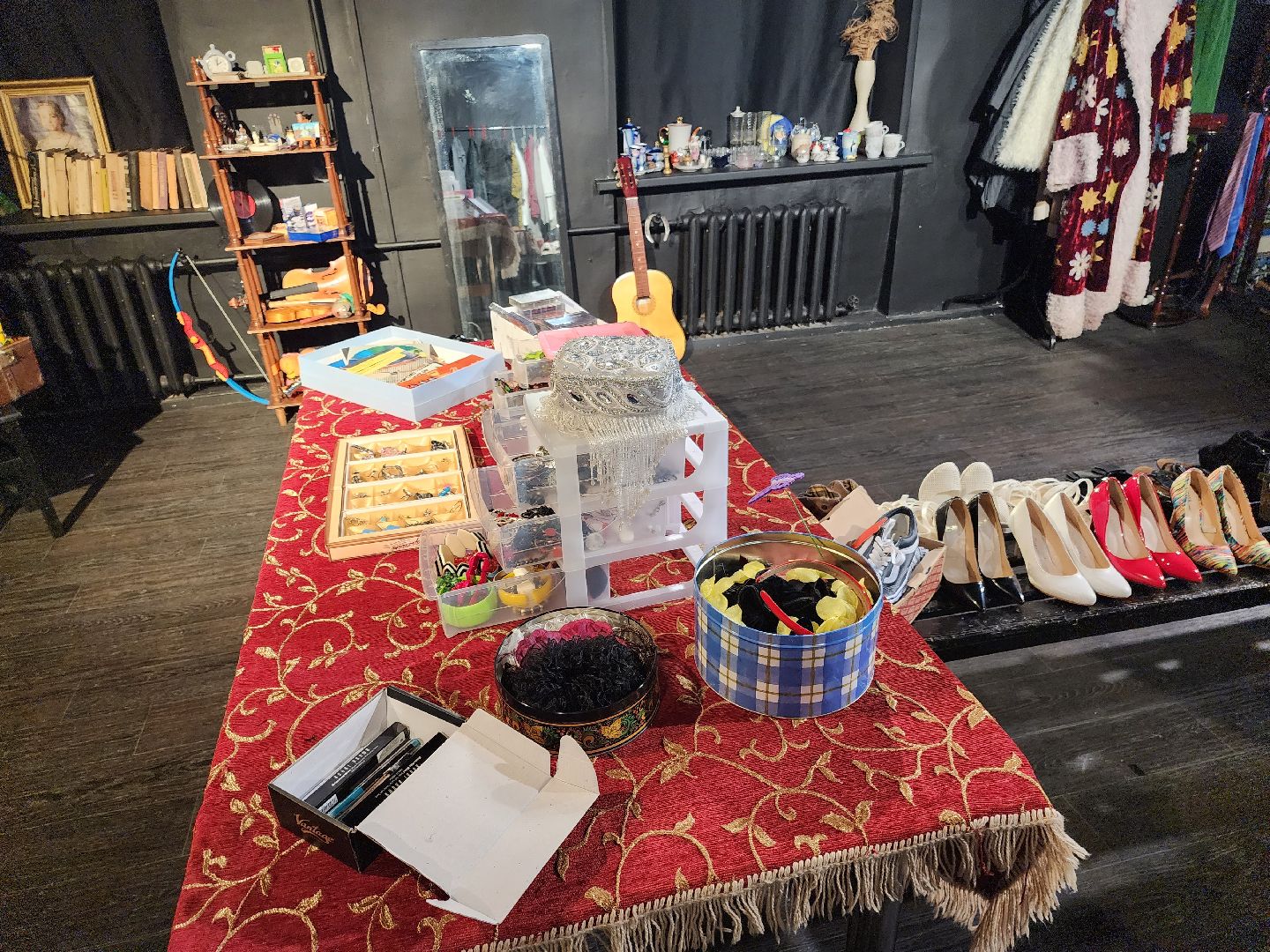 Долгопрудный, театр, перформанс, барахолка, распродажа, костюмы, реквизит