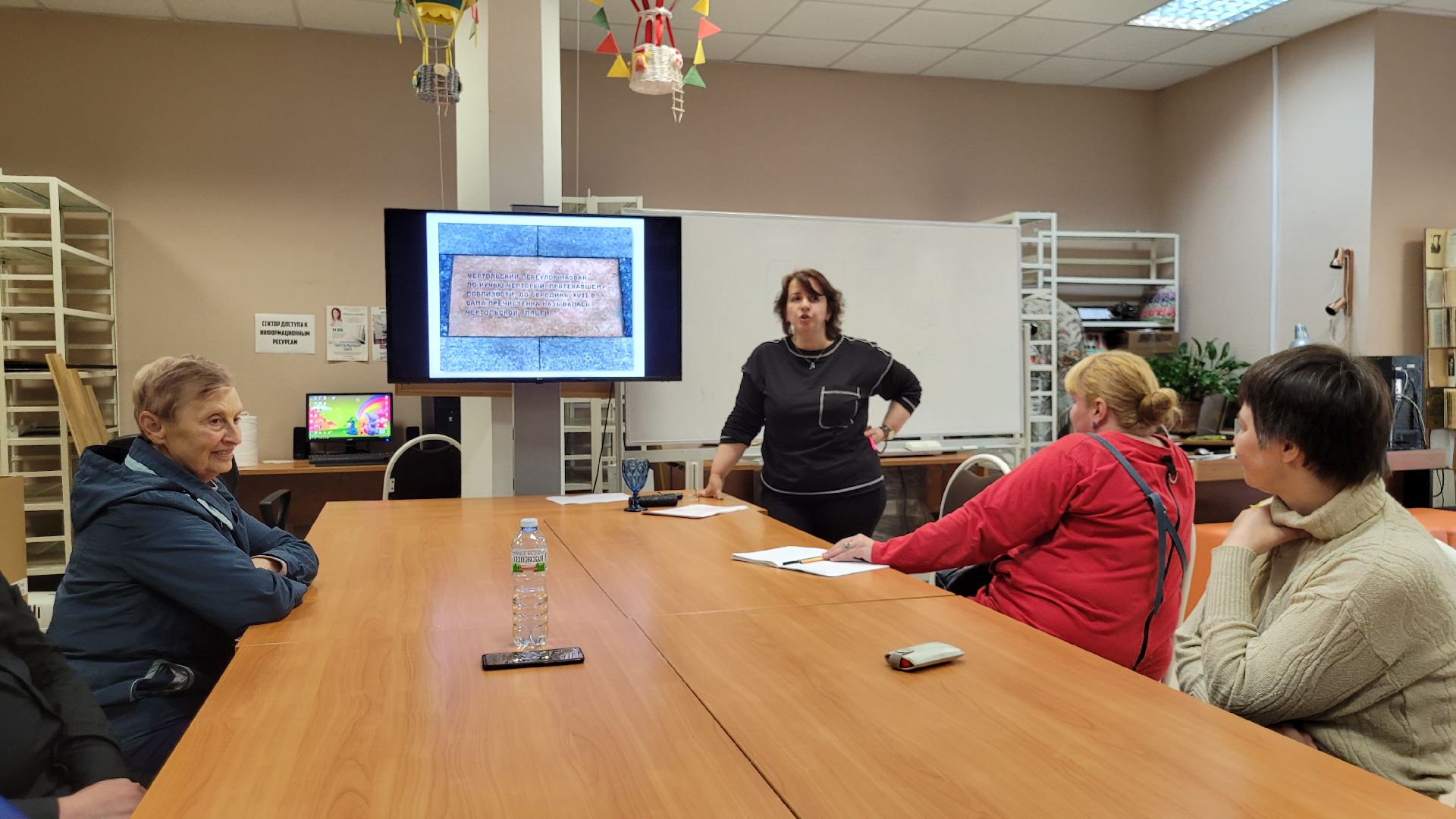 путешествие; прогулка; библиотека; видное