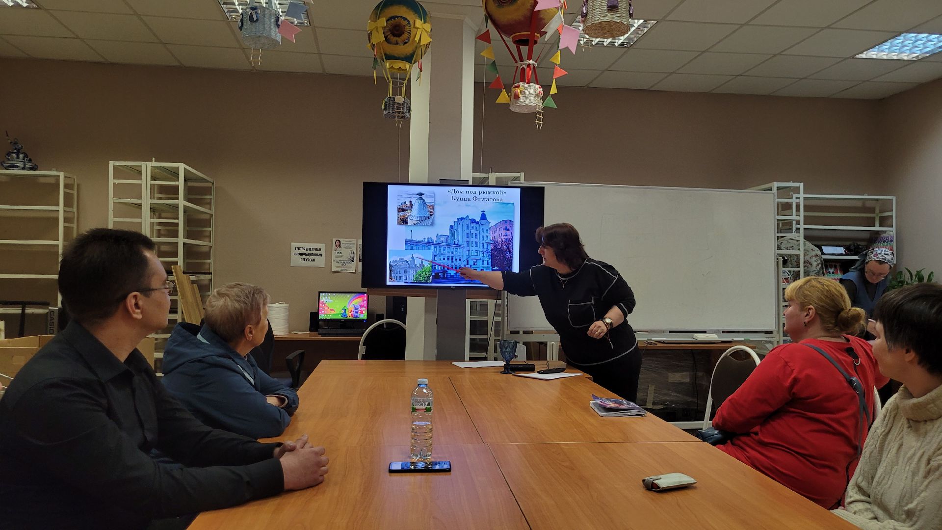 путешествие; прогулка; библиотека; видное