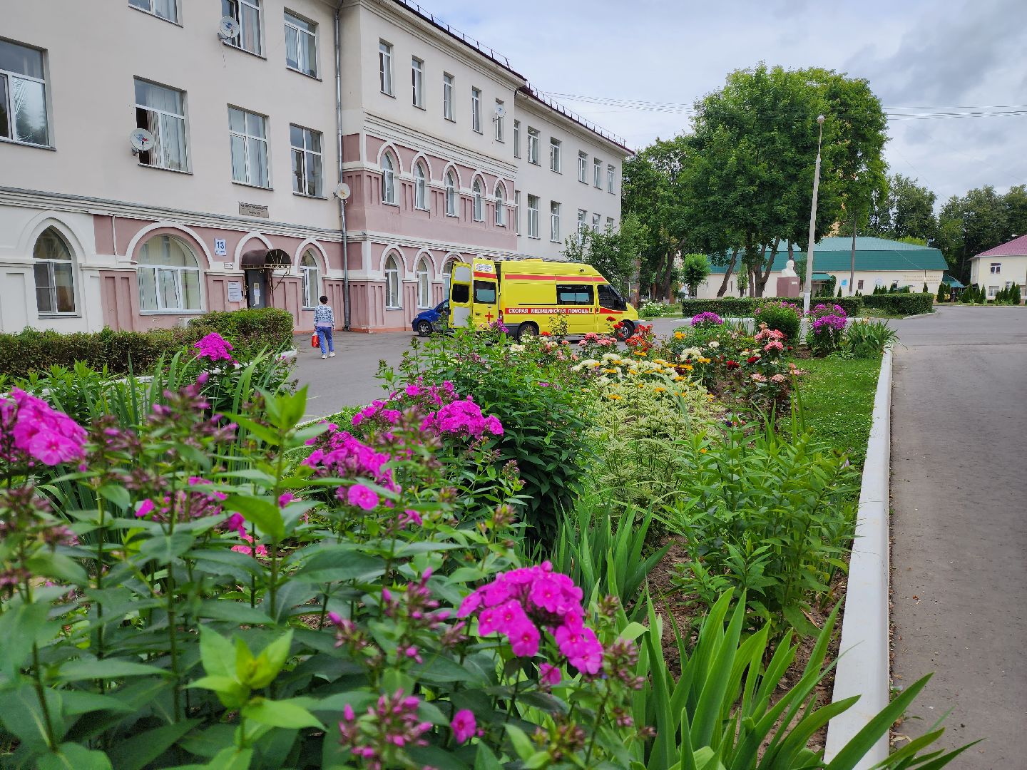 Подольск, благоустройство, цветы, красота, эстетика, ПОКБ, клумба