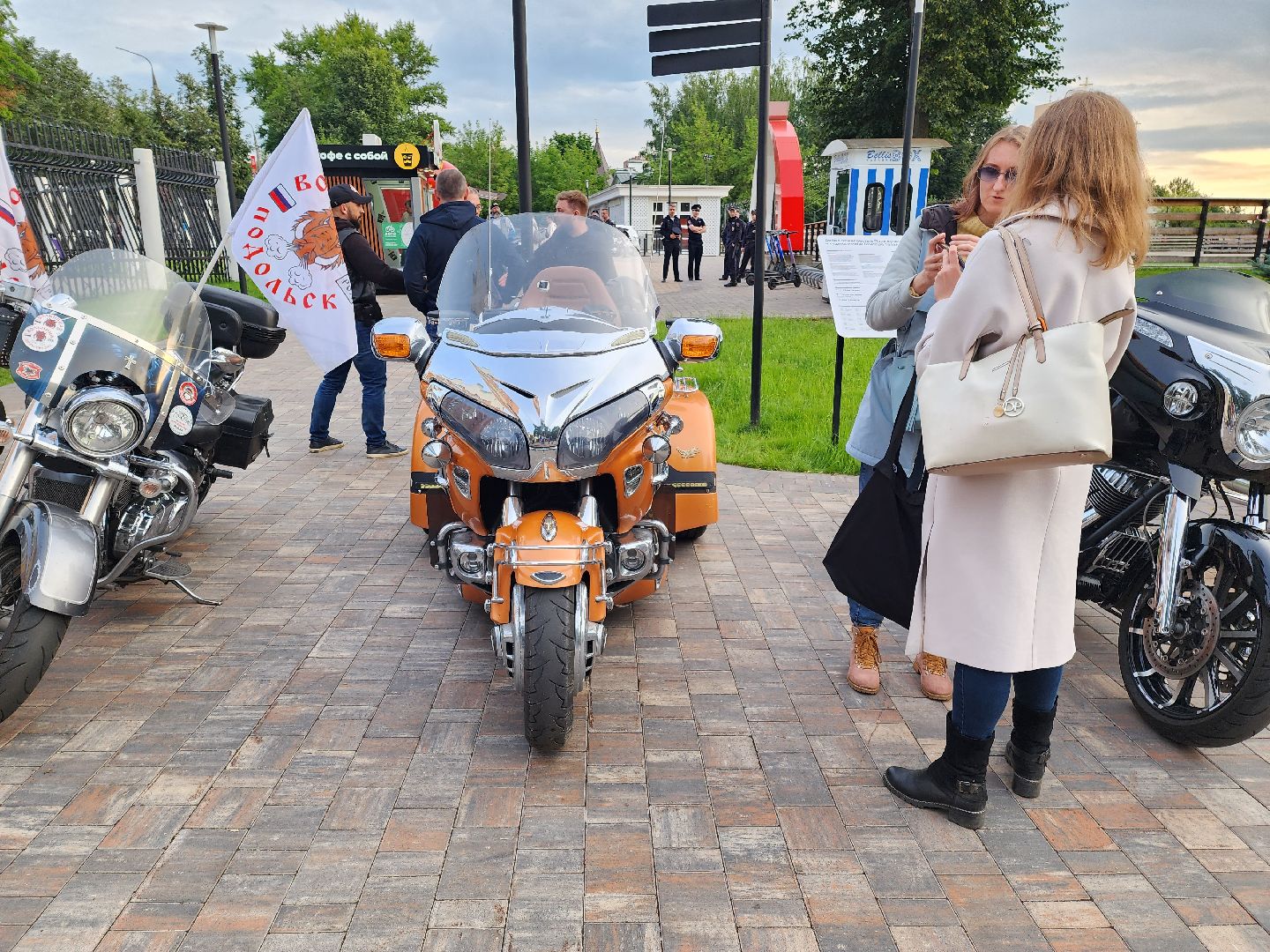 Подольск, ночь в парке, лето в Подмосковье, отдых