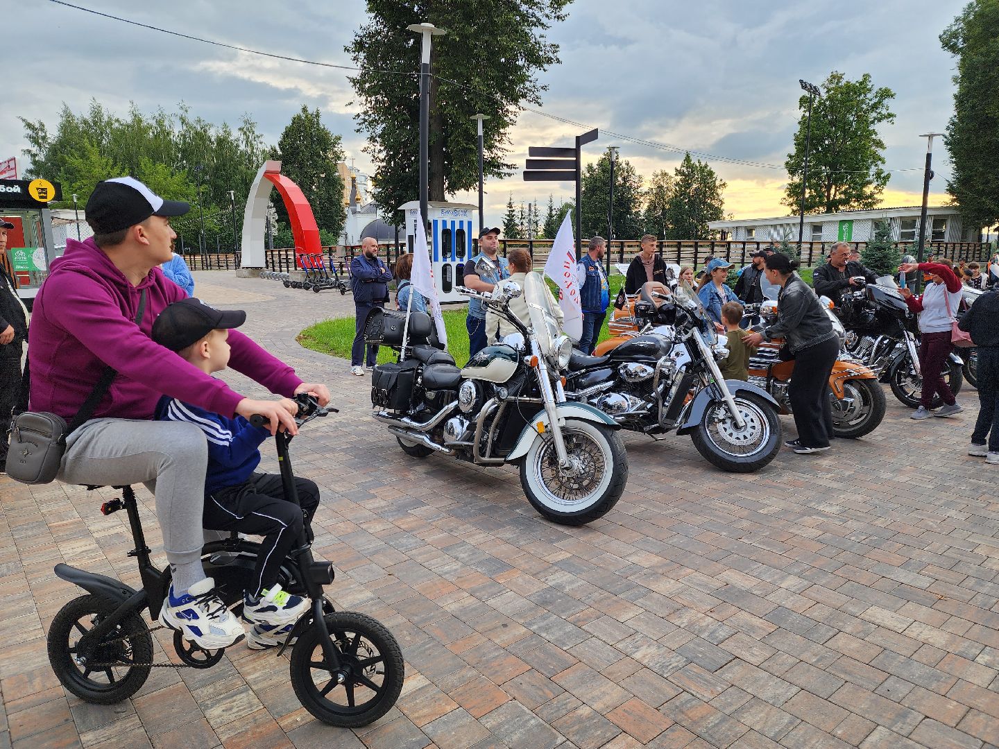 Подольск, ночь в парке, лето в Подмосковье, отдых