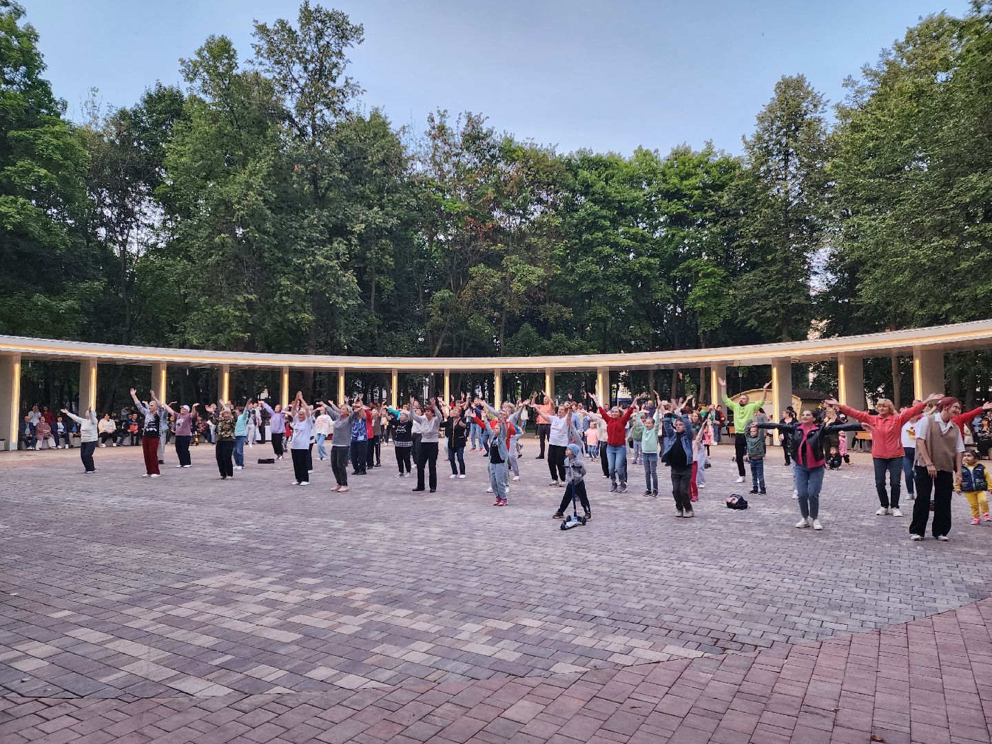 Подольск, ночь в парке, лето в Подмосковье, отдых