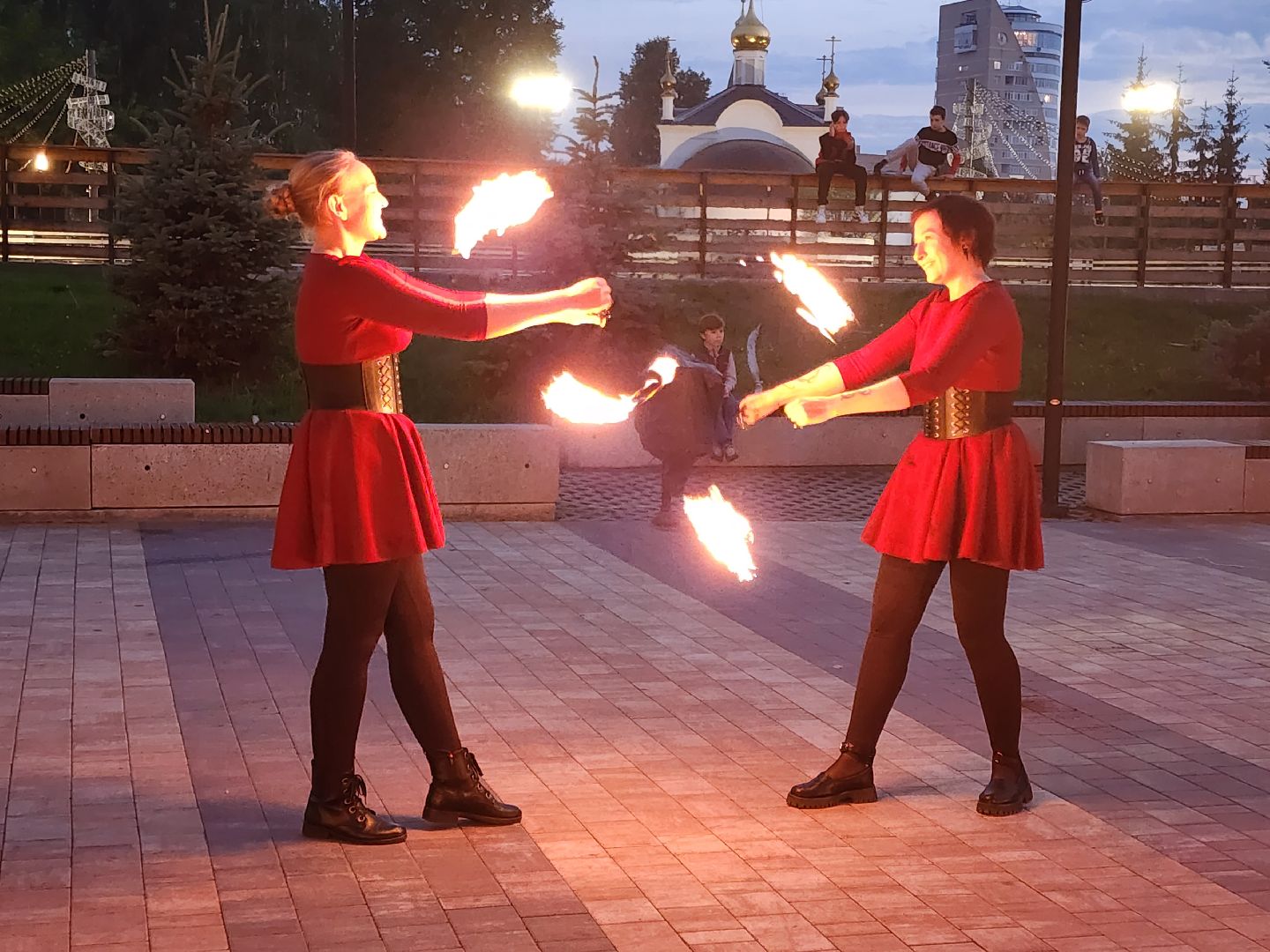 Ночь в парке, файер-шоу, огонь, праздник, Подольск, лето в Подмосковье