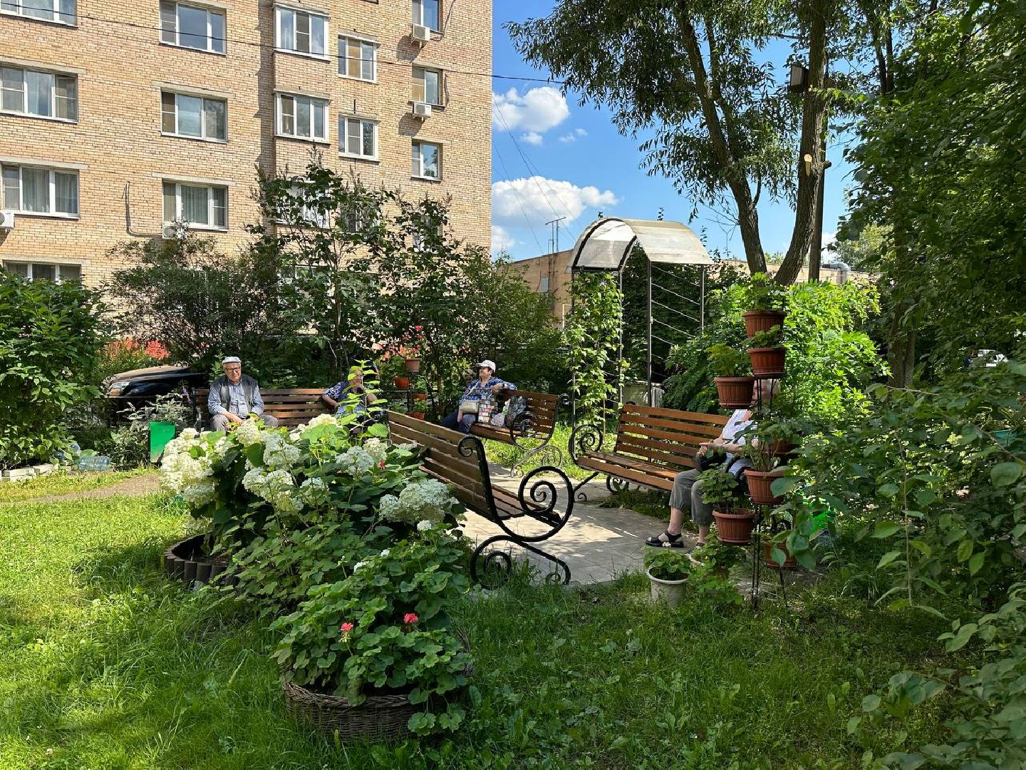 Реутов, благоустройство, сквер, цветы, лавочки, плитка