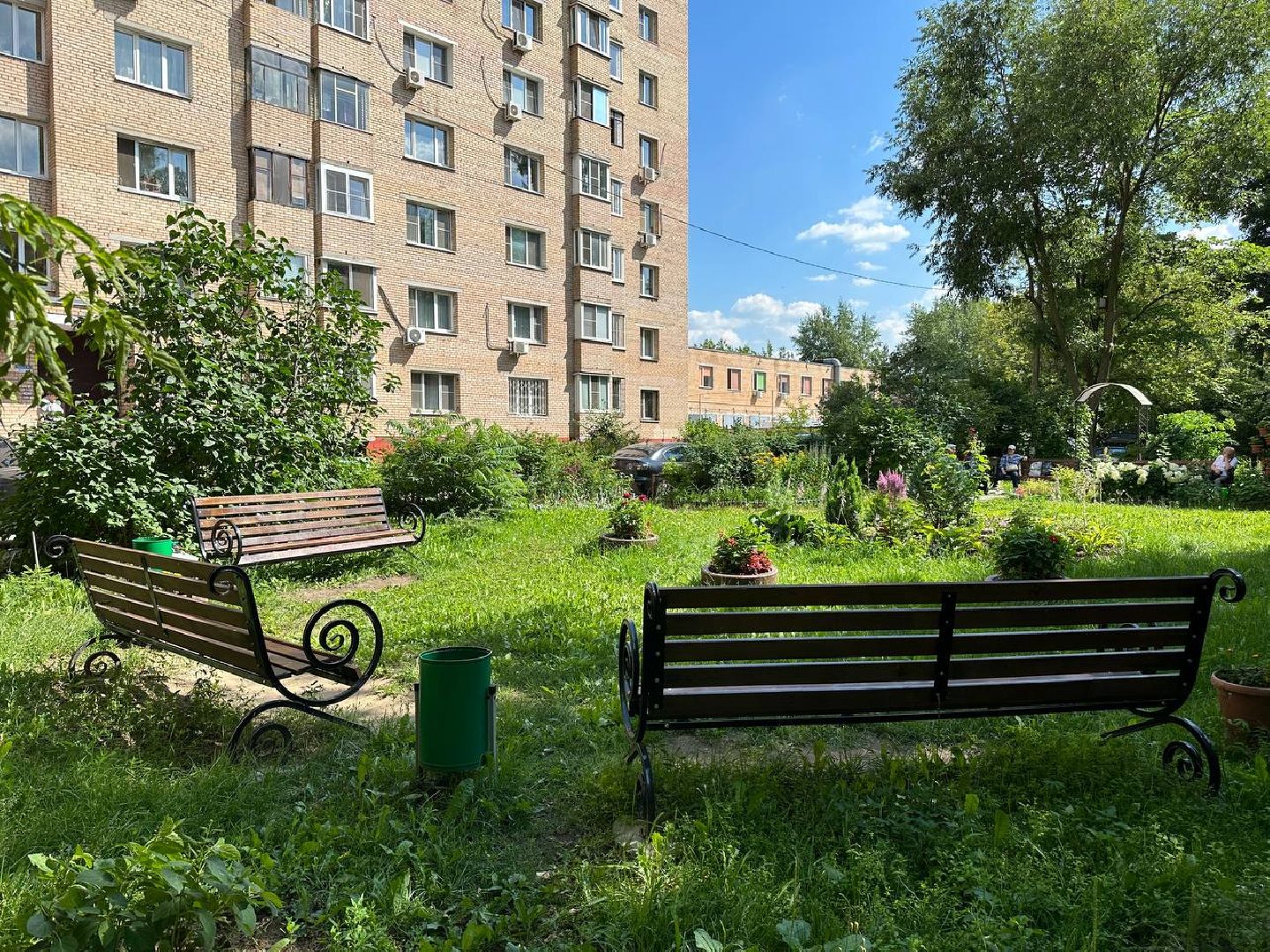 Реутов, благоустройство, сквер, цветы, лавочки, плитка