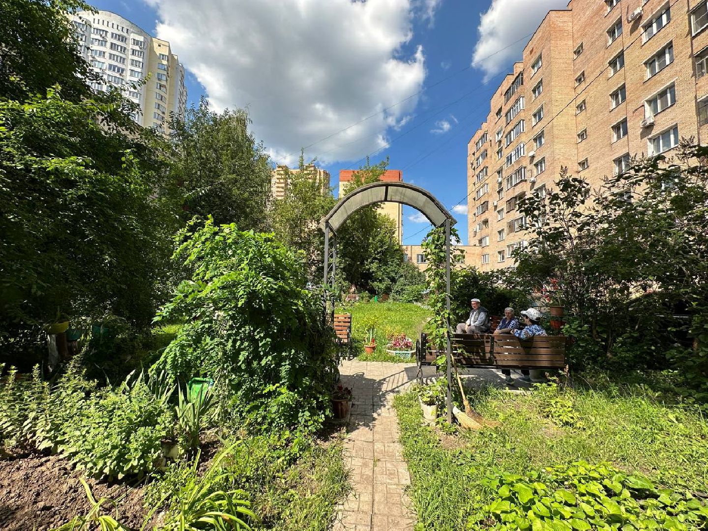 Реутов, благоустройство, сквер, цветы, лавочки, плитка