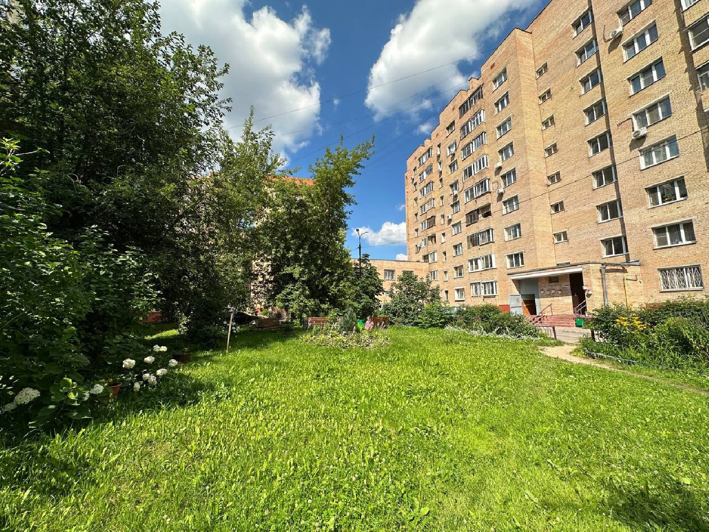 Реутов, благоустройство, сквер, цветы, лавочки, плитка