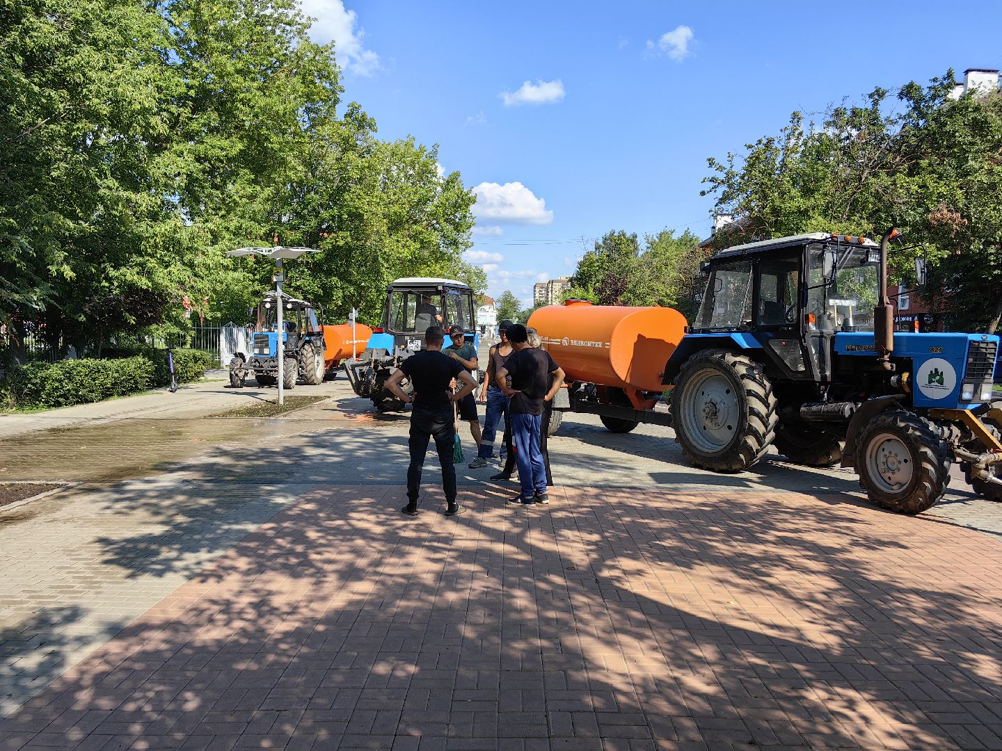 Дорога, пешеходная зона, асфальт, трактор, уборка