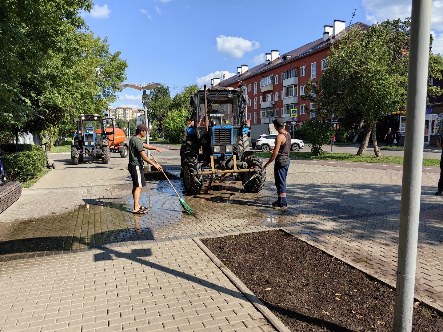 Дорога, пешеходная зона, асфальт, трактор, уборка