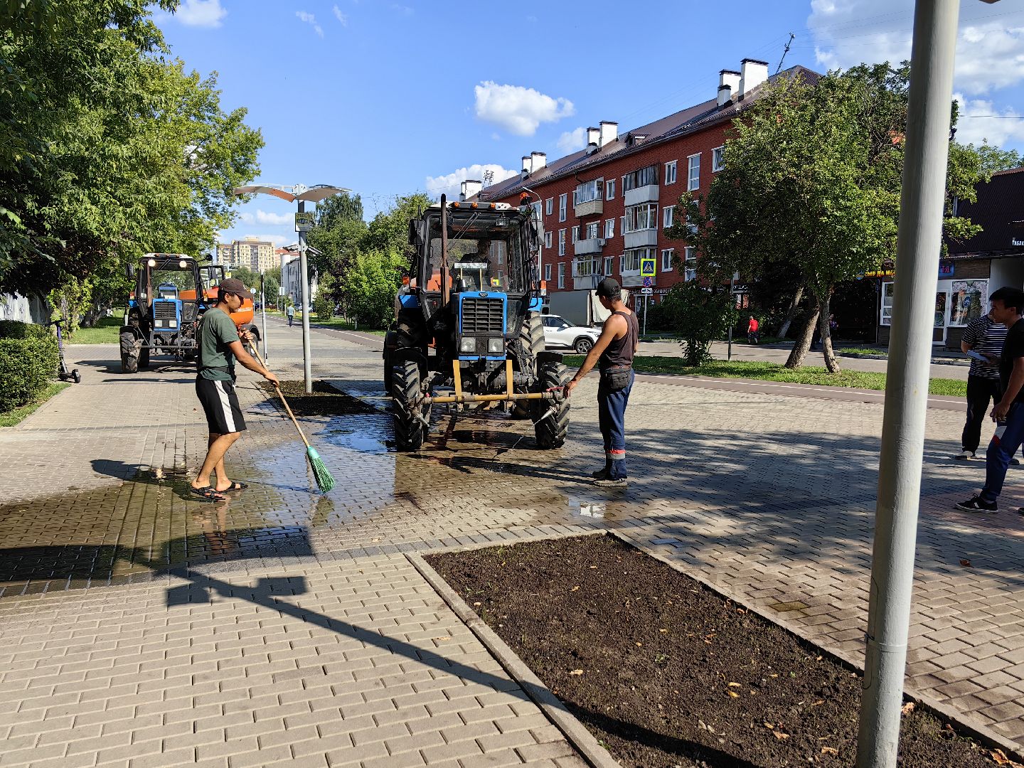 Дорога, пешеходная зона, асфальт, трактор, уборка