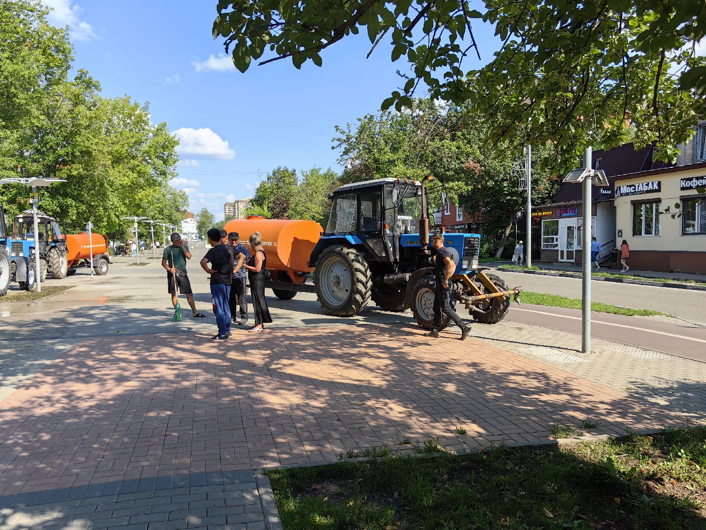Дорога, пешеходная зона, асфальт, трактор, уборка