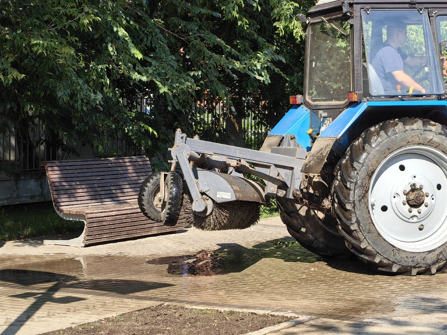 Дорога, пешеходная зона, асфальт, трактор, уборка