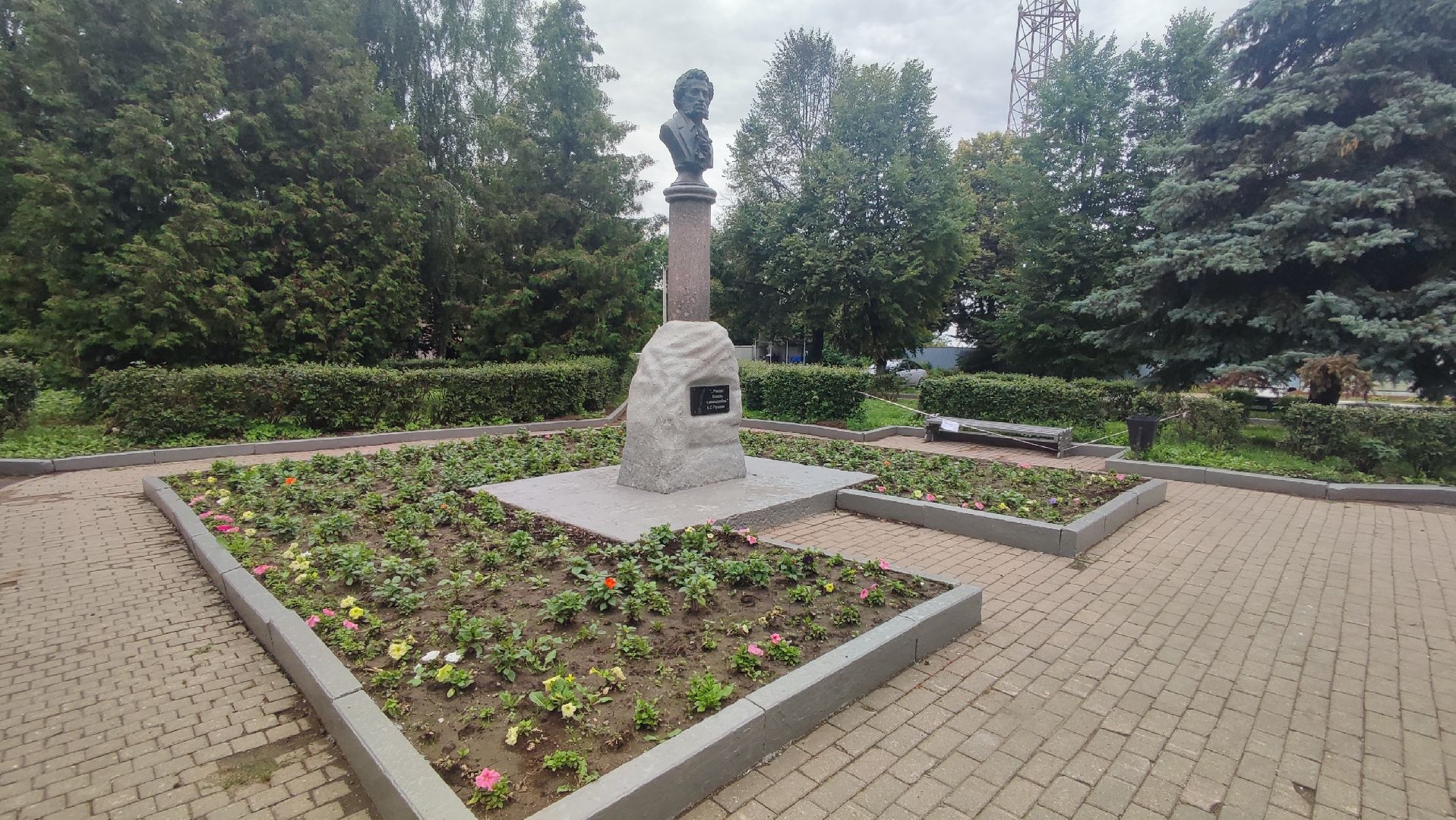 Кашира, Пушкинский сквер, благоустройство, газоны, цветы