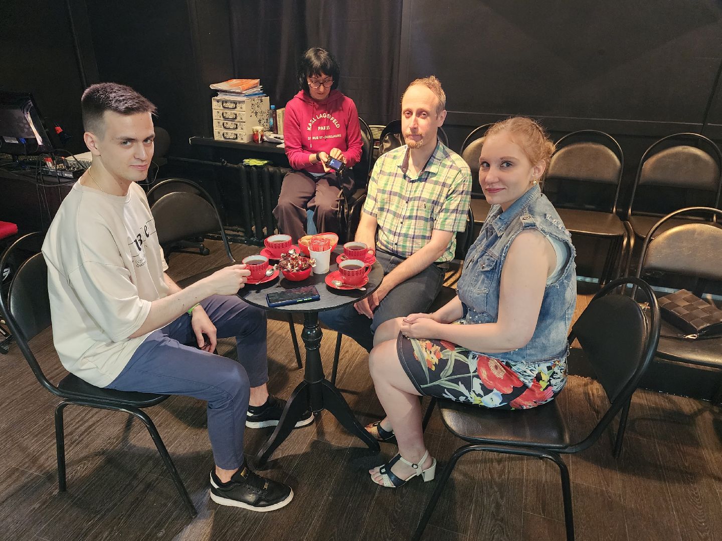 Долгопрудный, театр, распродажа, барахолка, благотворительность, реквизит