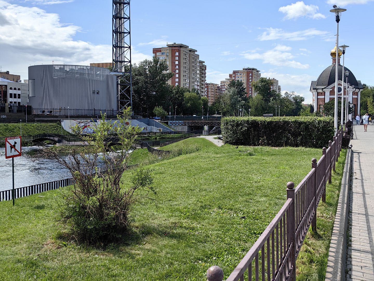 Собака, выгул, табличка, набережная, намордник