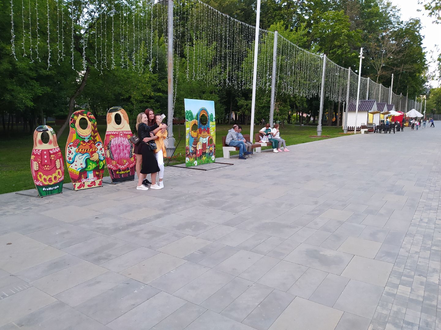 Истра, парк, ночь