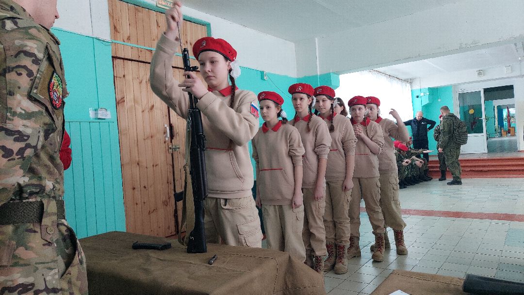 школьники, юнармия, игра, дети, Девушки в погонах, спорт