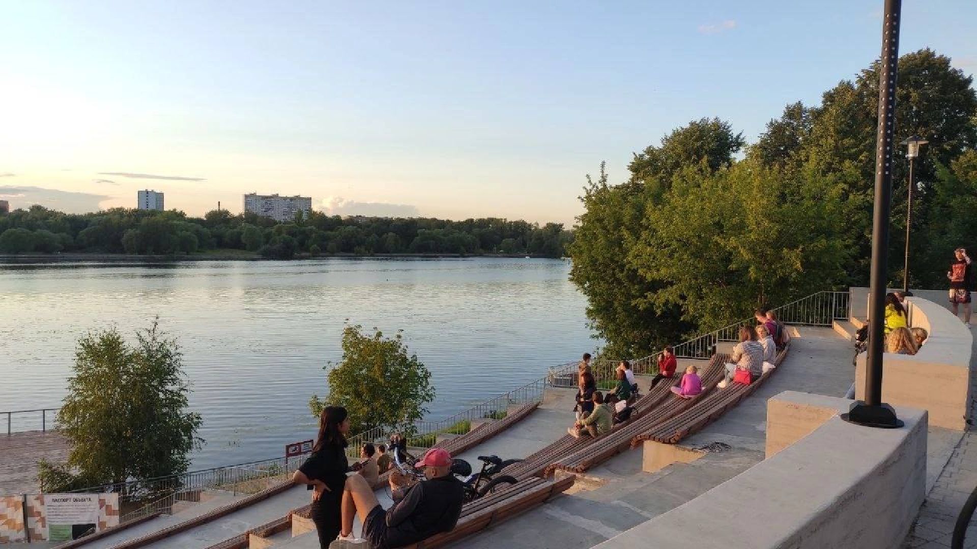 Долгопрудный, набережная, чтец