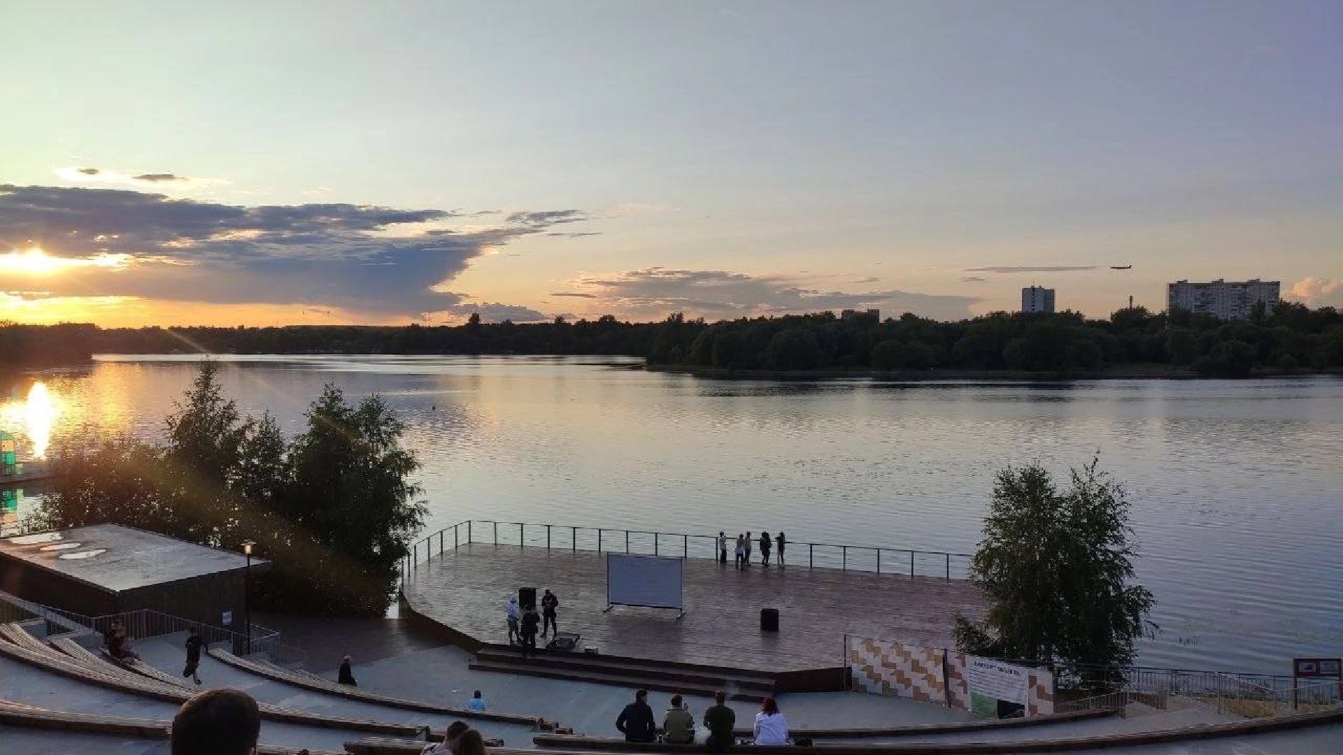 Долгопрудный, набережная, чтец