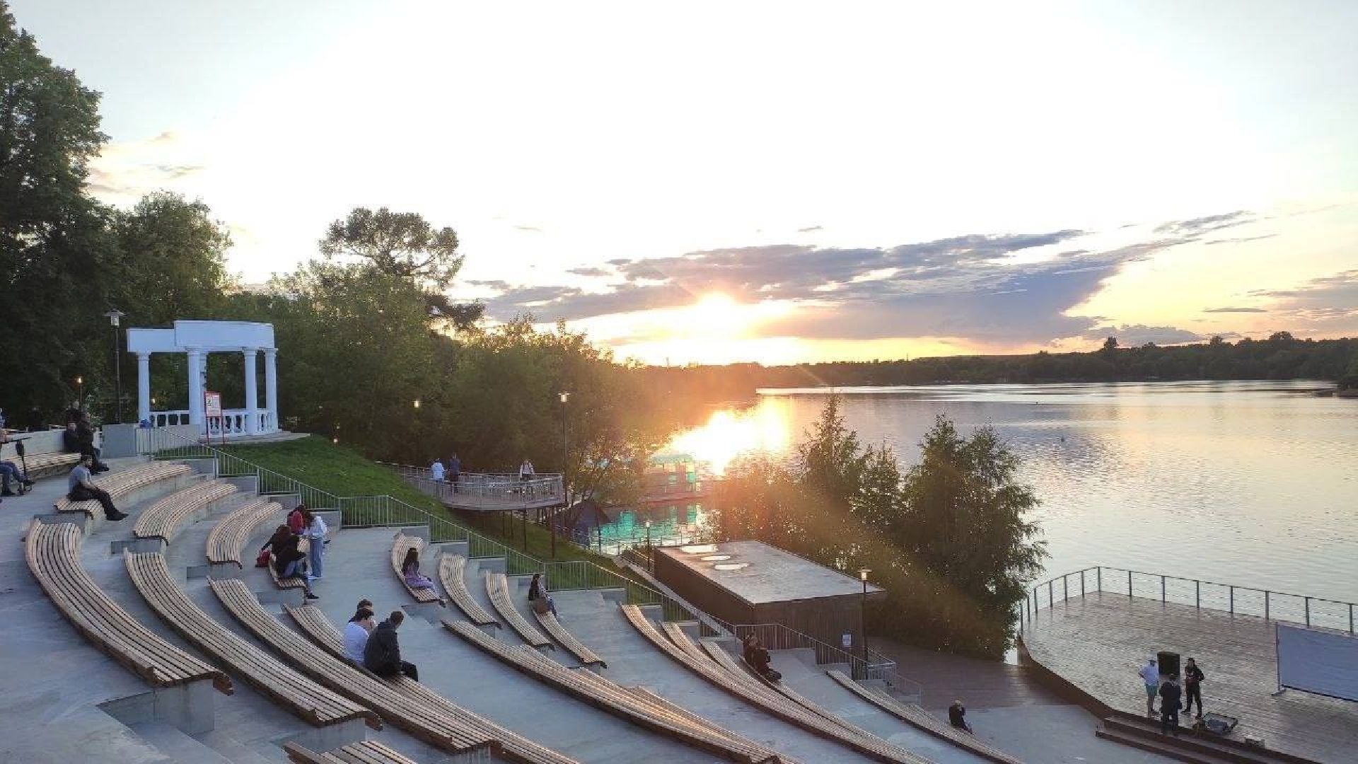 Долгопрудный, набережная, чтец