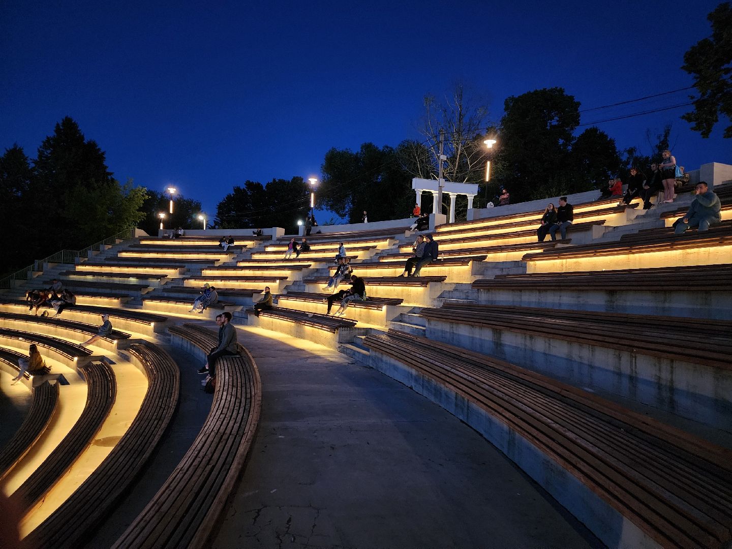 Долгопрудный, набережная, чтец