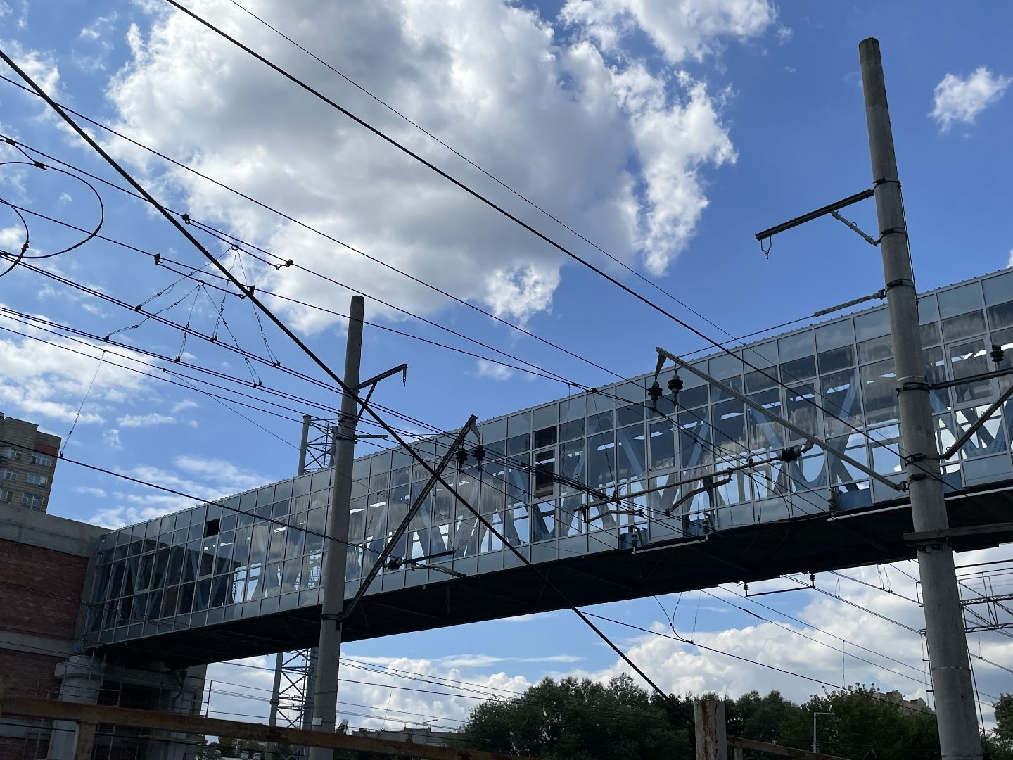 Строительство, мост, пешеходы, железная дорога