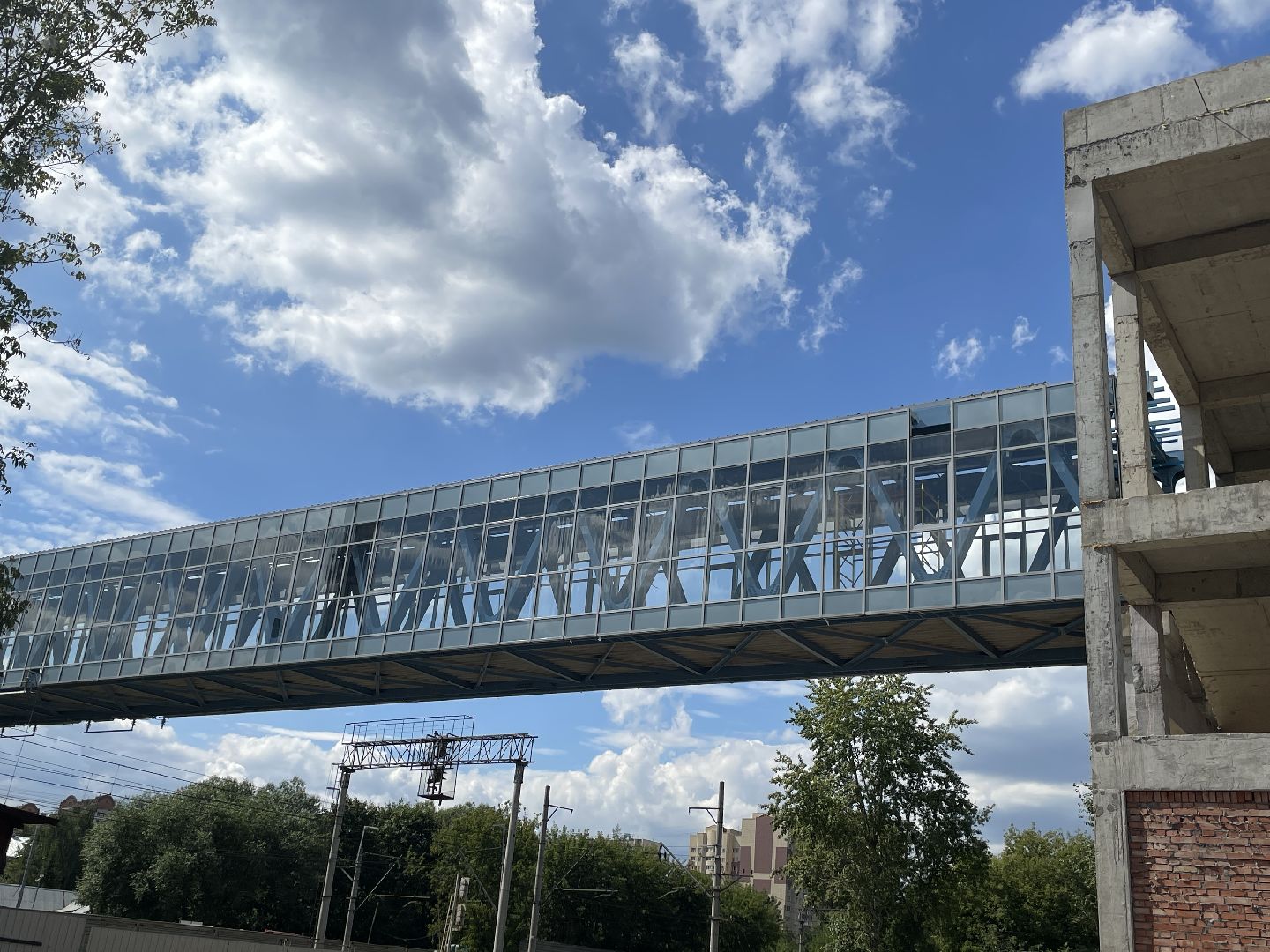 Строительство, мост, пешеходы, железная дорога