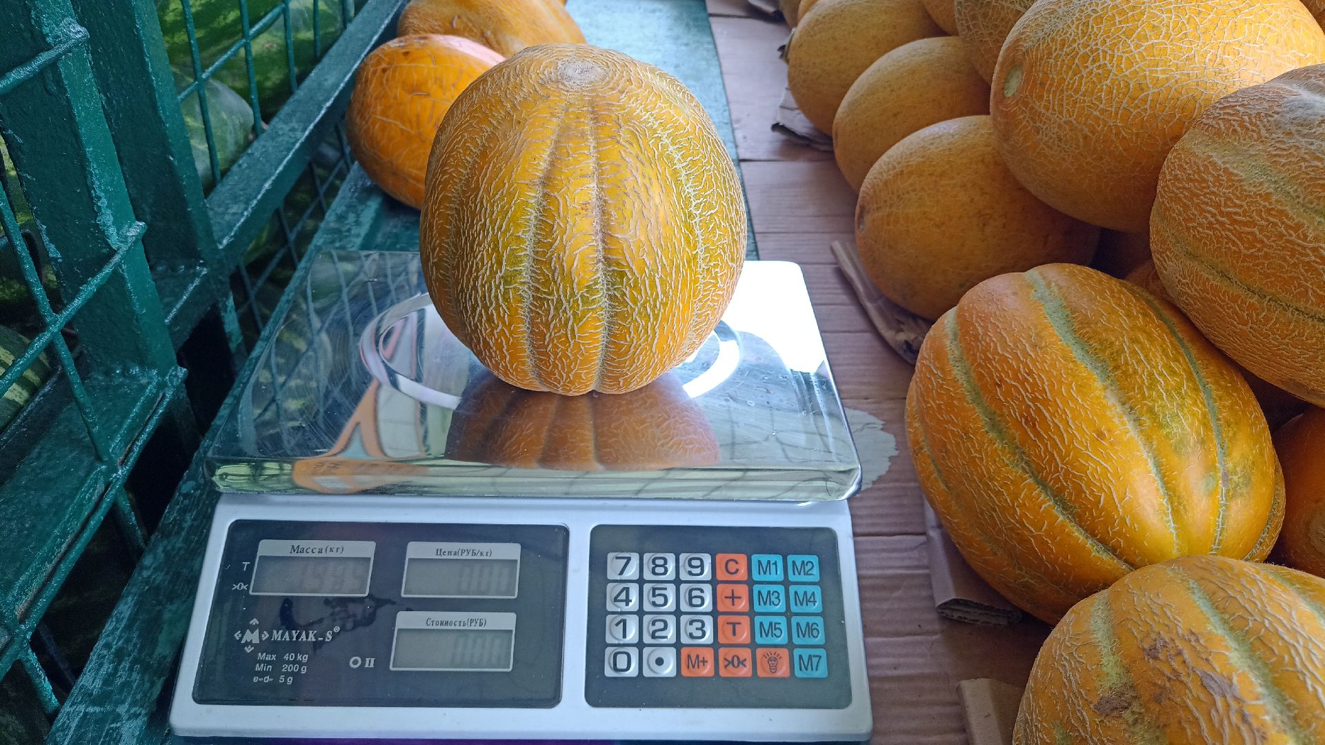 Реутов, бахчевые развалы, арбузы, дыни, сезон ягод, лето