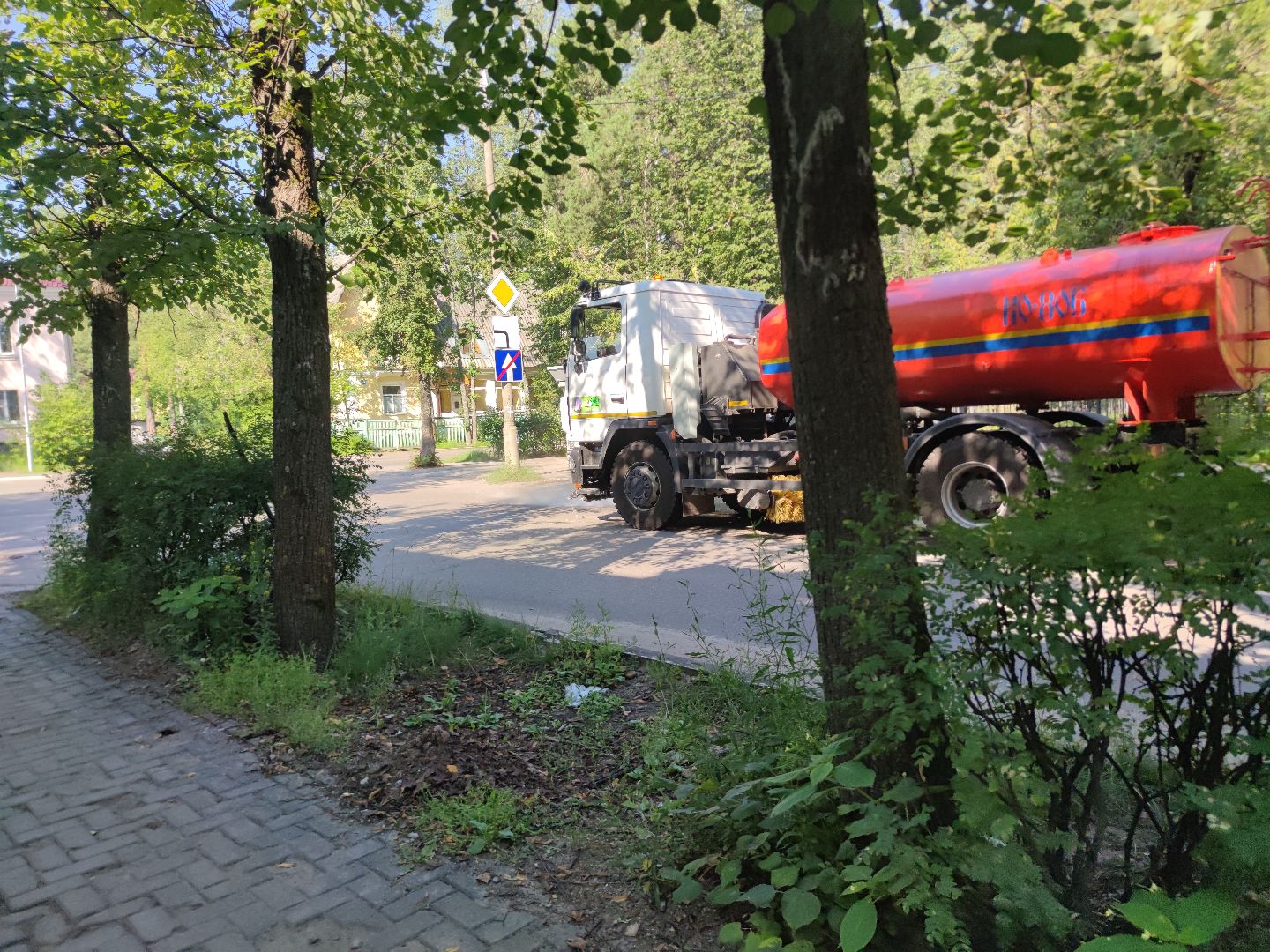 Поливальная машина, уборка города, Дубна