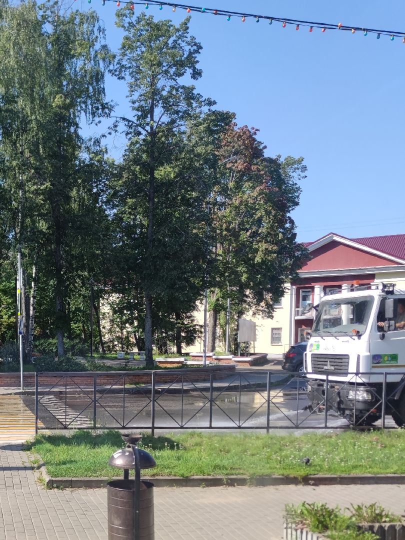 Поливальная машина, уборка города, Дубна