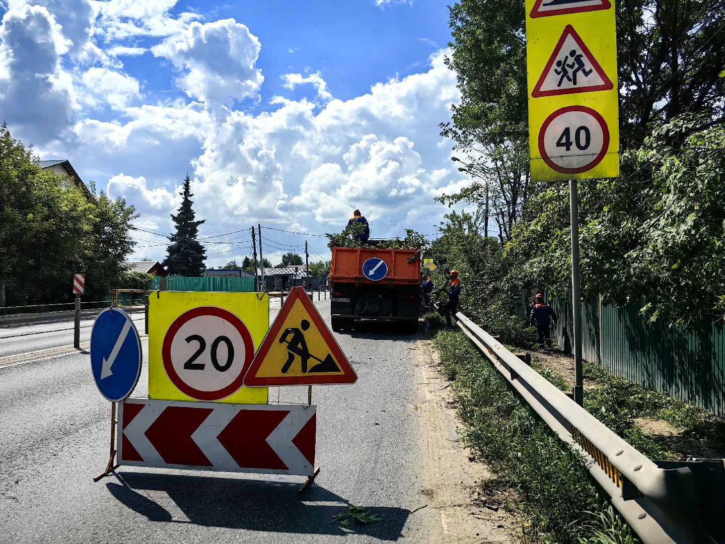 Автовышка, арборист, деревья, спил, дорога