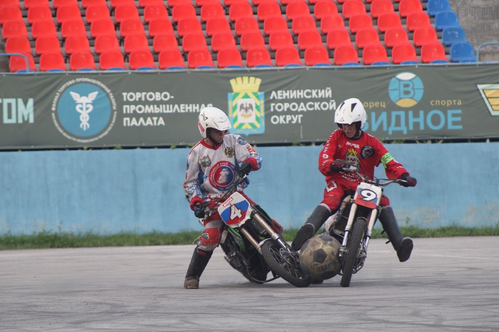 спорт; мотобол; видное; игра; первенство